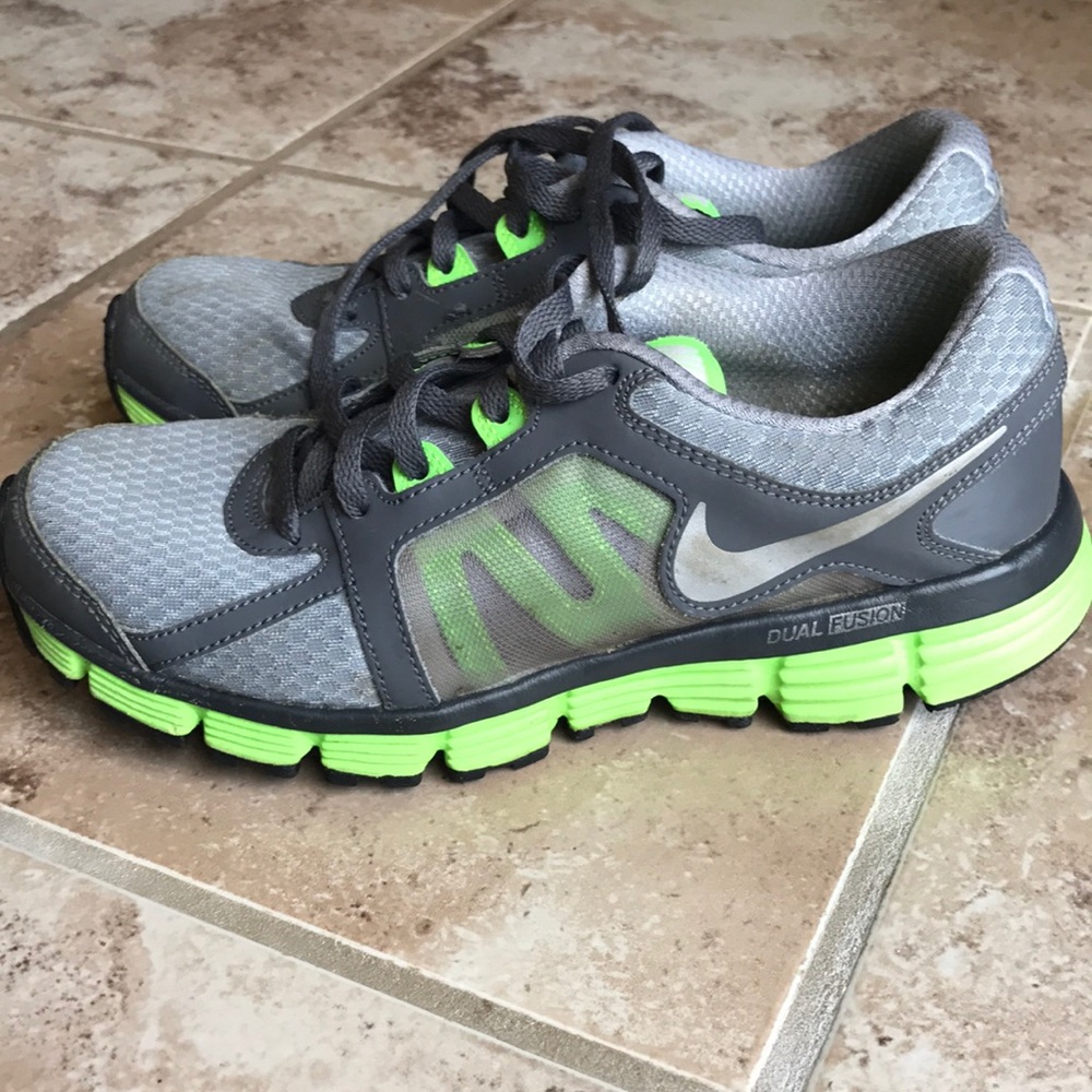 Nike Dual Fusion tennis shoes